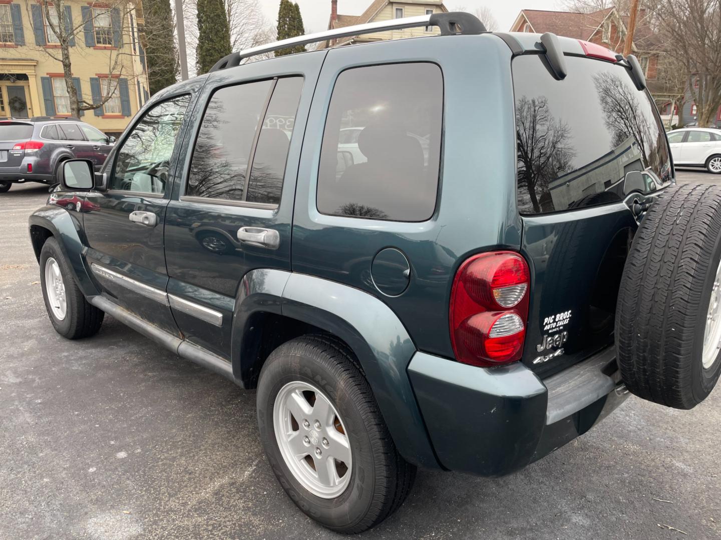 2005 blue Jeep Liberty Limited 4WD (1J4GL58K15W) with an 3.7L V6 SOHC 12V engine, located at 101 N. Main Street, Muncy, PA, 17756, (570) 546-5462, 41.207691, -76.785942 - Photo#2